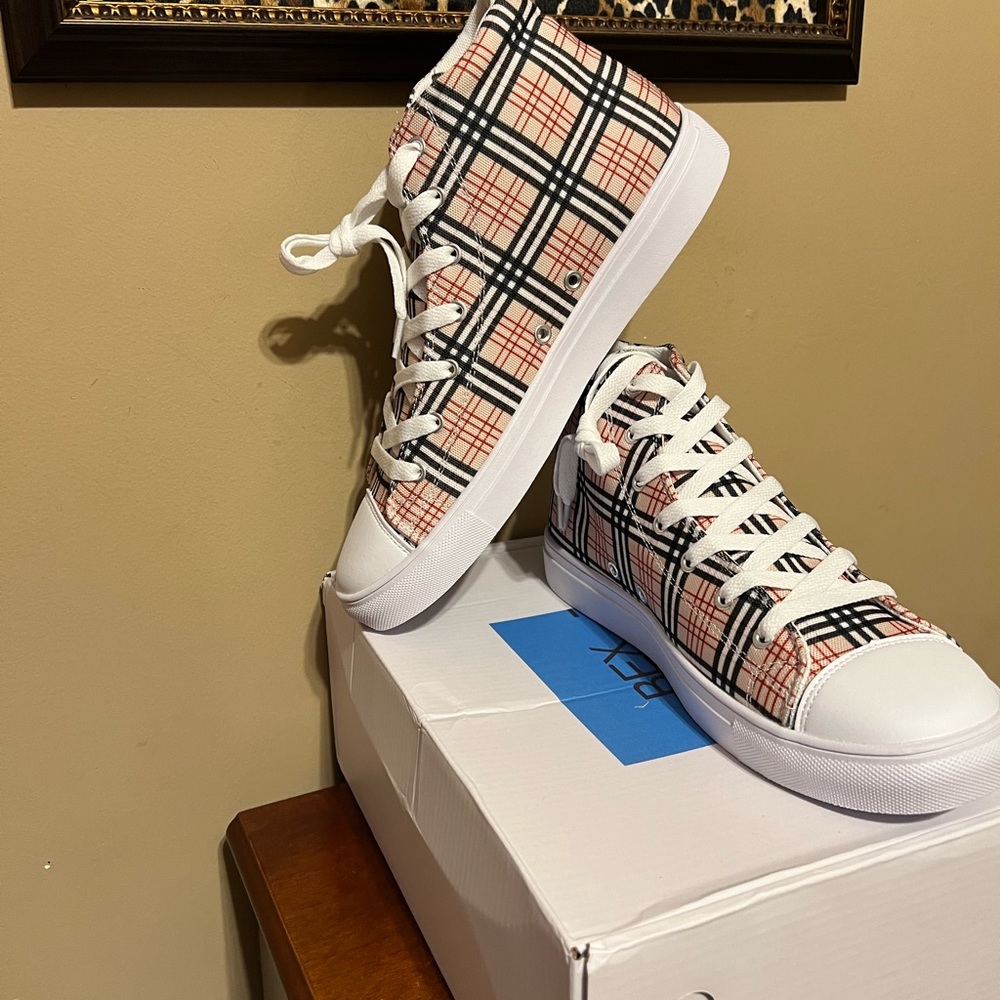 High top tennis shoes (women’s)